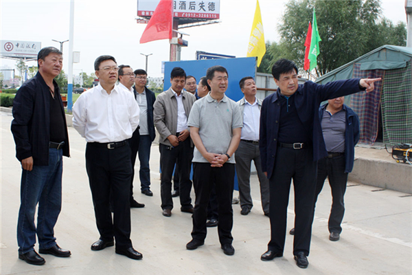 榆林市市長尉俊東一行到迎賓路施工現(xiàn)場調(diào)研