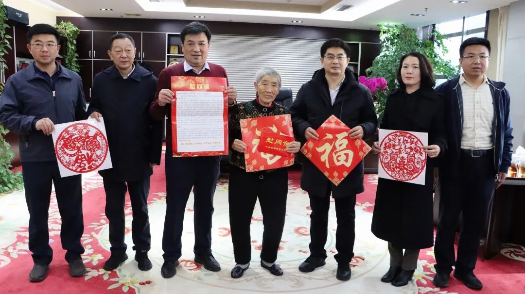 榆林市市委常委、宣傳部部長曾德超看望慰問全國文明家庭——李學(xué)彥家庭