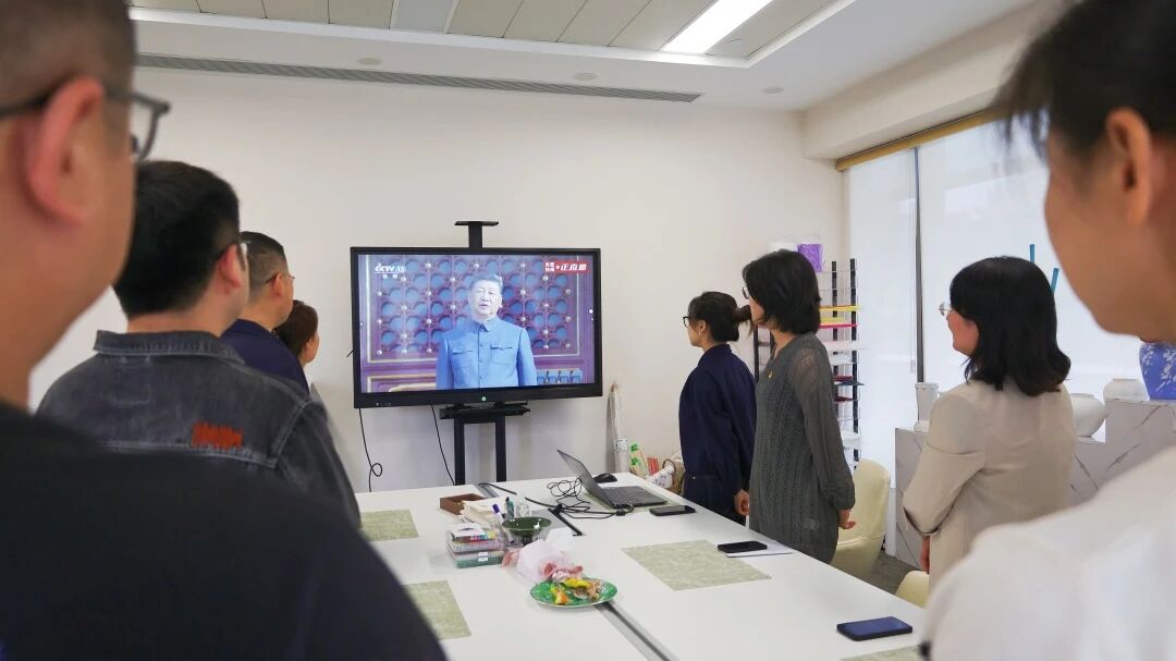 觀看閱兵盛典，見證強(qiáng)國力量